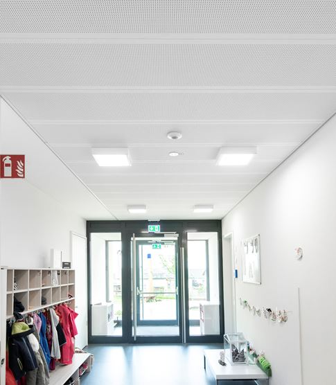Free-span demountable ceilings